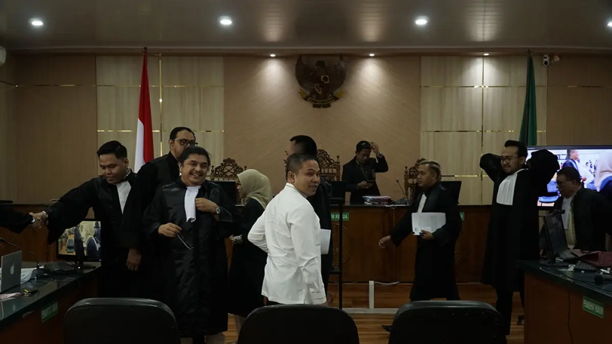 Gubernur Riau nonaktif Abdul Wahid berdiri usai diperiksa sebagai terdakwa dalam sidang di Pengadilan Tipikor pada Pengadilan Negeri Pekanbaru, Kamis (2/7/2026). Dalam sidang kali ini, Wahid membantah tuduhan yang dipaparkan saksi sebelumnya. (MHD AKHWAN/RIAU POS )