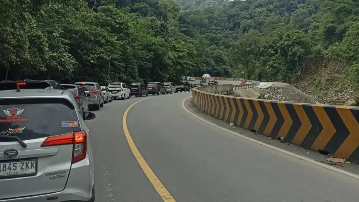 Arus kendaraan padat merayap di jalur Padang-Bukittinggi via Lembah Anai, Kabupaten Tanah Datar, Sumatera Barat akibat pekerjaan pengerukan aspal dan pengaspalan ulang di KM 66+700, Kamis (2/7/2026). (Heri Sugiarto/RPG)