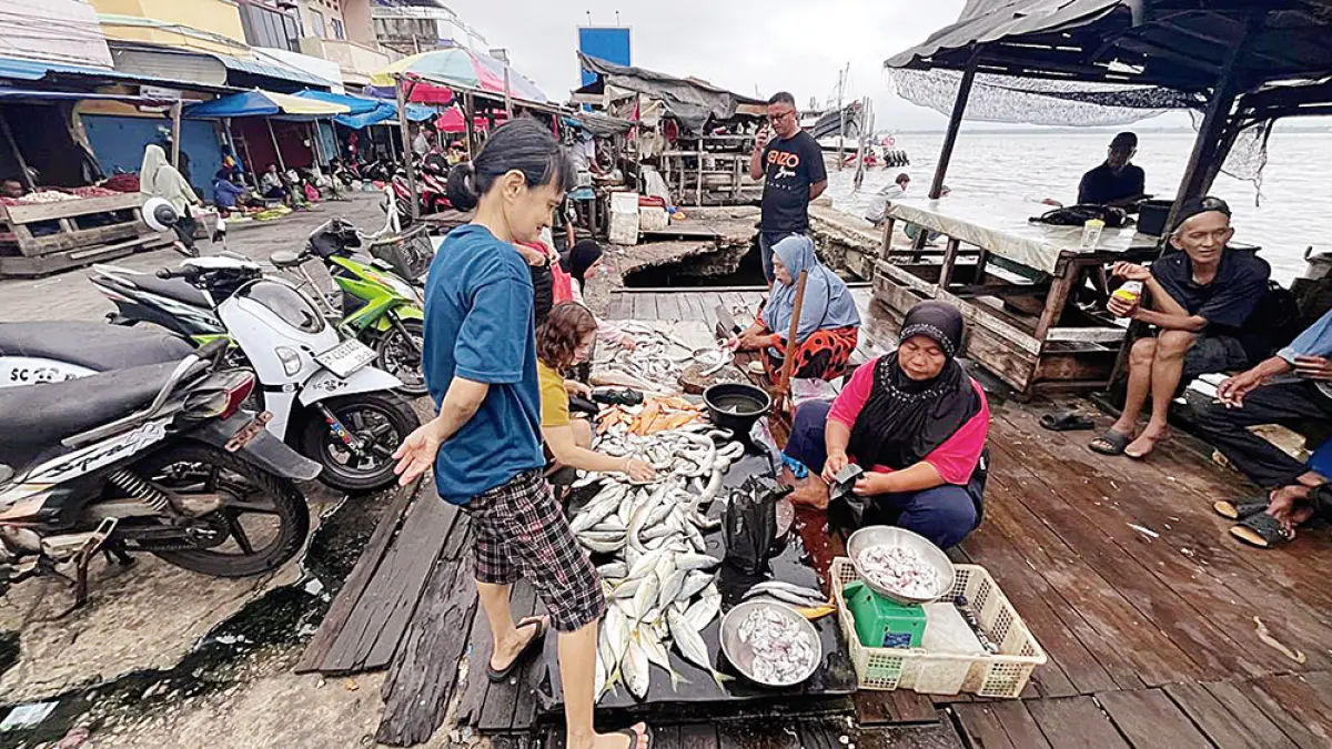 BELANJA: Warga berbelanja ikan di Pasar Jongkok Sungai Juling, Kecamatan Tebingtinggi, Kabupaten Kepulauan Meranti, Kamis (2/7/2026).(wira saputra/riau pos)

