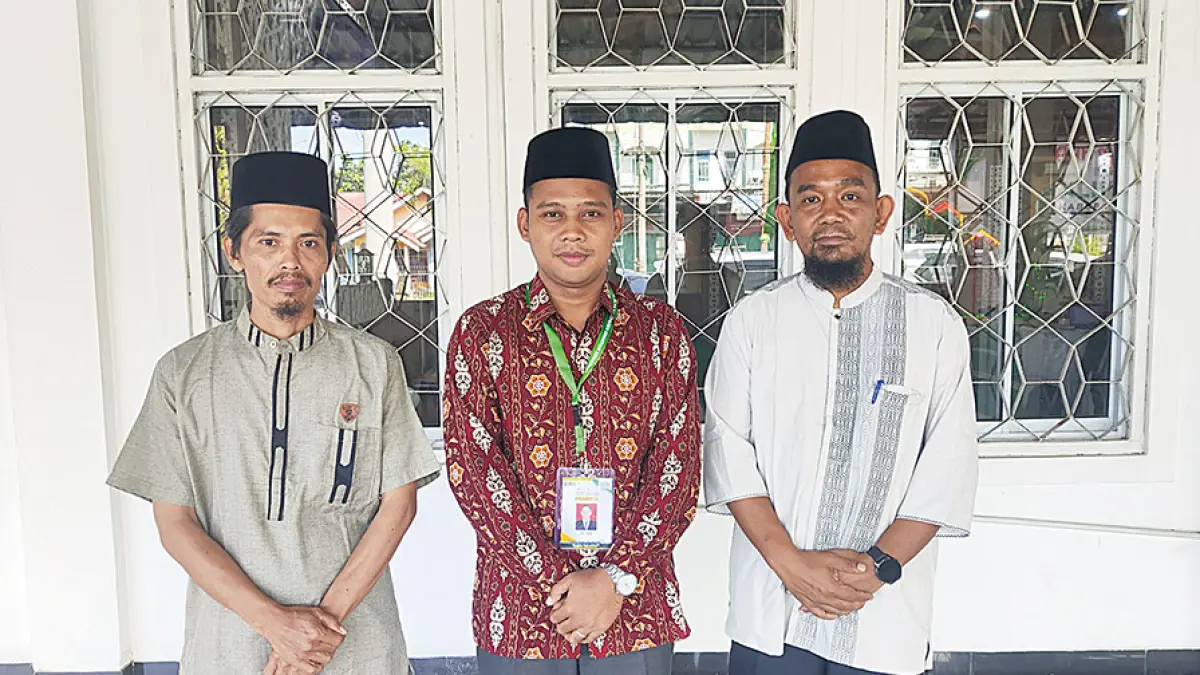 FOTO BERSAMA: Kabag Kesra Setkab Siak Bayhaki (kanan) foto bersama finalis tafsir Bahasa Inggris Tri Fiandika (tengah) di Telukkuantan, Kuansing, Kamis (2/7/2026).(Kominfo siak untuk riau pos)