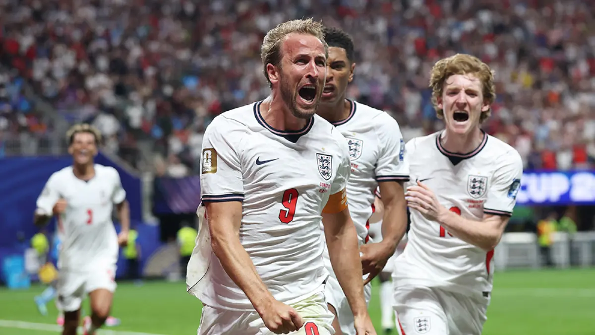 Harry Kane   bersama  Jude Bellingham dan Anthony Gordon  merayakan gol  dalam pertandingan babak 32 besar Piala Dunia FIFA 2026 melawan Kongo di Stadion Atlanta, Rabu (1/7/2026). (afp)
