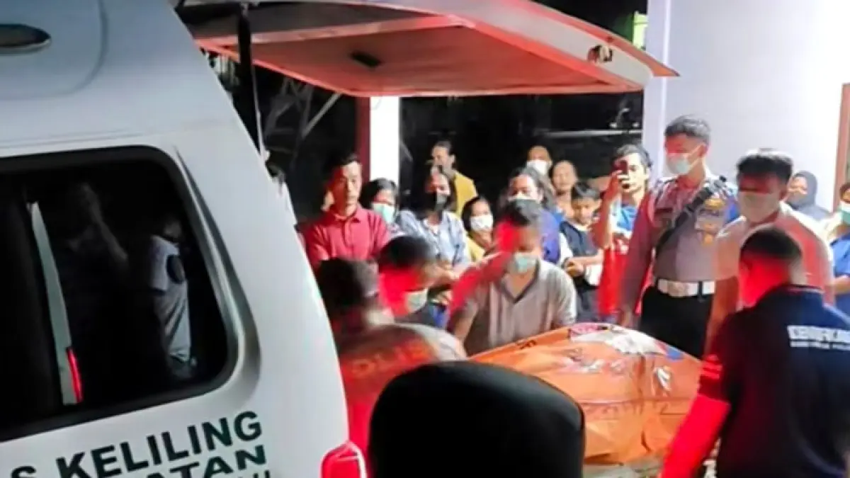 Jasad Aipda Jhon Meydianto Sinaga dievakuasi oleh Inapis Polres Rohul dari rumah kontrak kedalam ambulance untuk dibawa ke RSUD Rokan Hulu, Kamis (2/7/2026). (Istimewa)