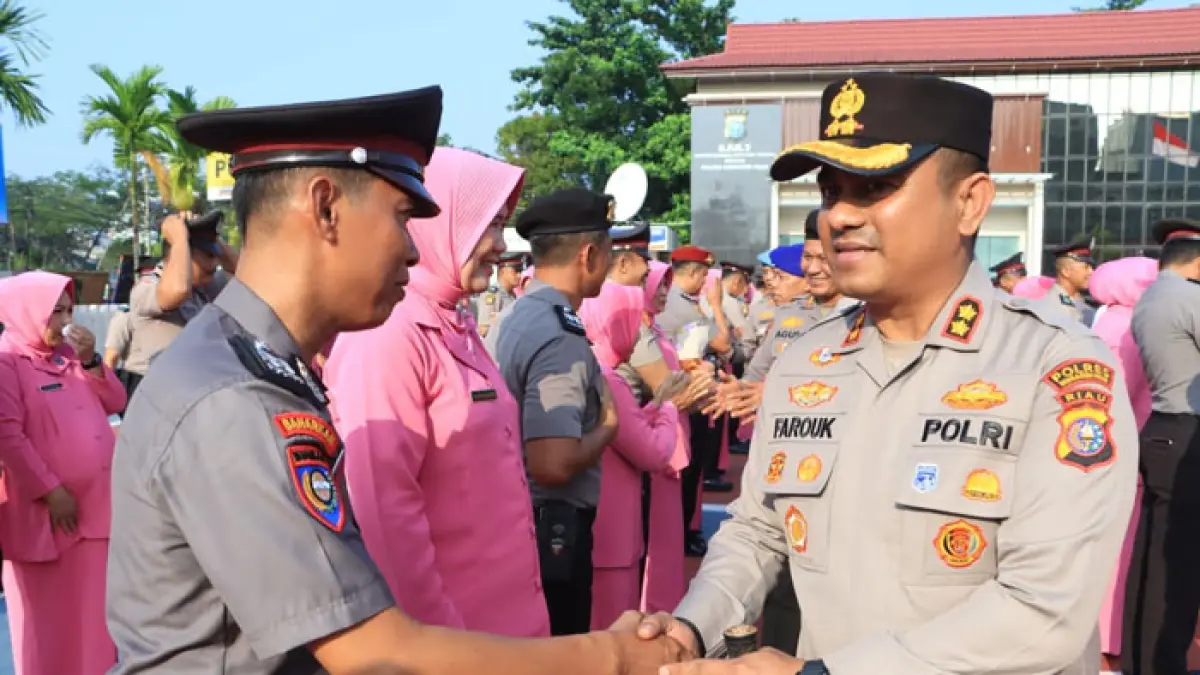 Kapolres Inhil AKBP Farouk Oktora SIK bersalaman dengan personel yang naik pangkat di Lapangan Mapolres Inhil, Jumat (3/7/2026). (Istimewa)