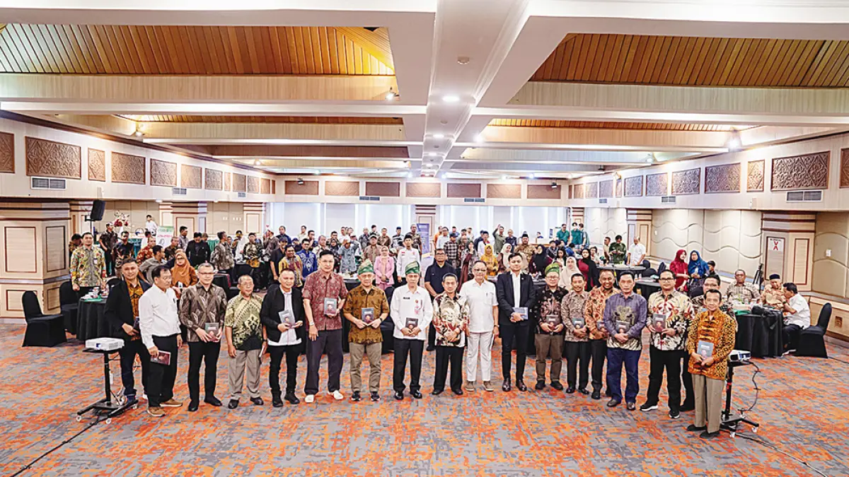 Manajemen PTPN IV Regional III foto bersama dengan para petani saat peluncuran buku Setiyono, Kisah dan Rahasia Sukses Petani Sawit Plasma Transmigrasi di Hotel Pangeran, Pekanbaru, Rabu (1/7/2026). (Humas PTPN IV Regional III untuk riau pos)