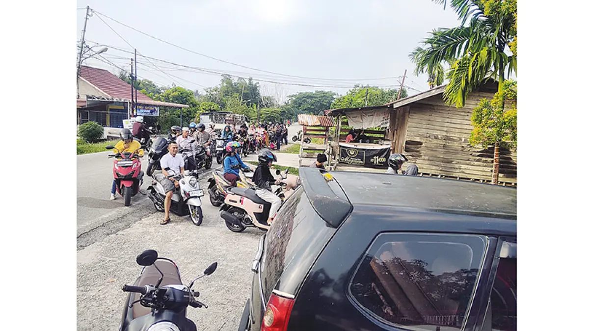 MENGULAR: Antrean kendaraan untuk mendapatkan bahan bakar minyak jenis pertalite di SPBU Jalan Bantan Bengkalis tampak mengular, Kamis (2/7/2026). Masyarakat berharap, pemerintah daerah bisa segera mencarikan solusi. (ABU KASIM/RIAU POS)
