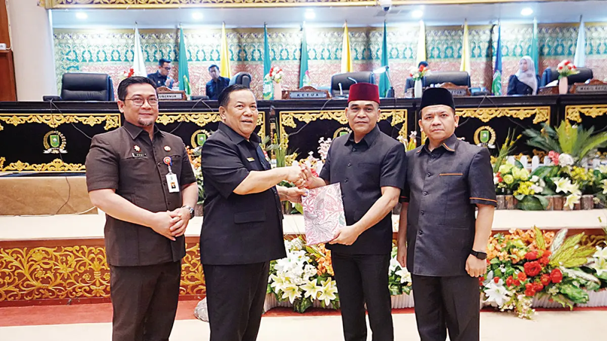 Pelaksana Tugas Gubernur Riau SF Hariyanto menyerahkan Ranperda Pertanggungjawaban APBD 2025 kepada Ketua DPRD Riau Kaderismanto di Ruang Rapat Paripurna Gedung DPRD Provinsi Riau, Kamis (2/7/2026). (Diskominfotik Riau&nbsp;untuk Riau Pos)