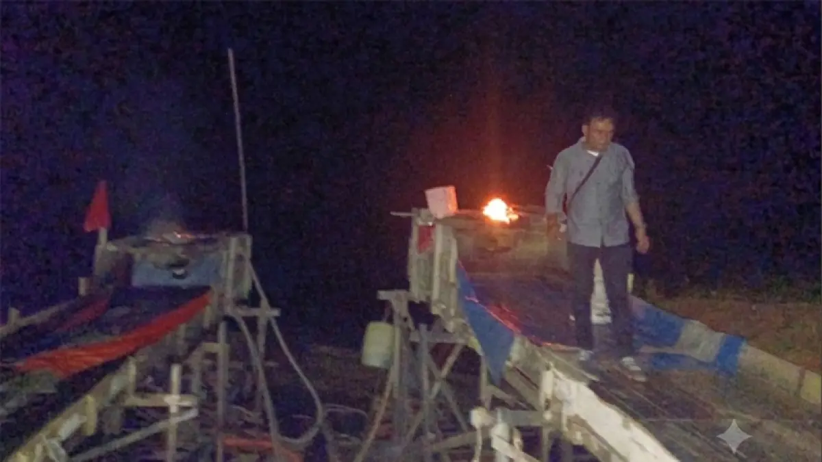 Personel Polsek Kuantan Mudik melakukan pemusnahan dua Rakit PETI di area PT KTBM Desa Pantai Kecamatan Kuantan Mudik, Kamis (2/7/2027) petang. Foto Polsek Kuantan Mudik