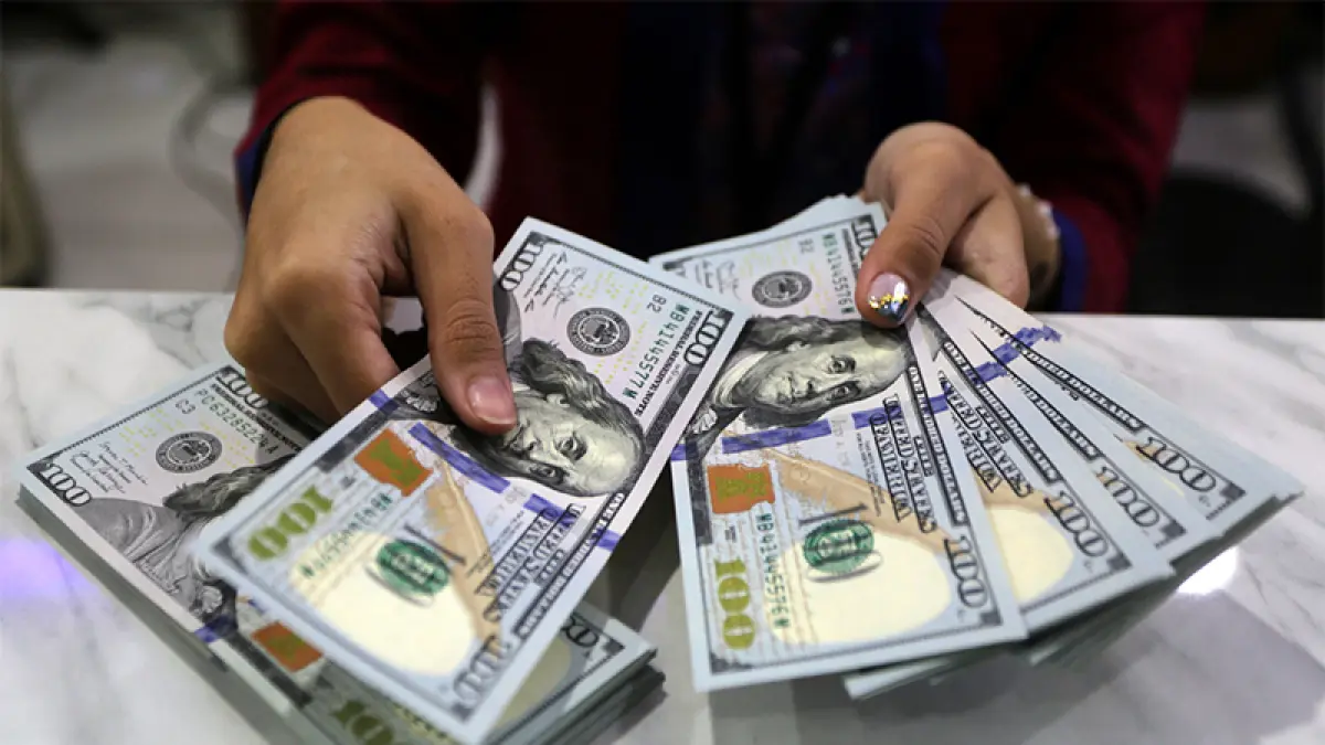 Petugas menghitung pecahan 100 dolar AS di jasa penukaran uang asing Dolar Indo, Melawai, Jakarta. SALMAN TOYIBI/JAWA POS

 
