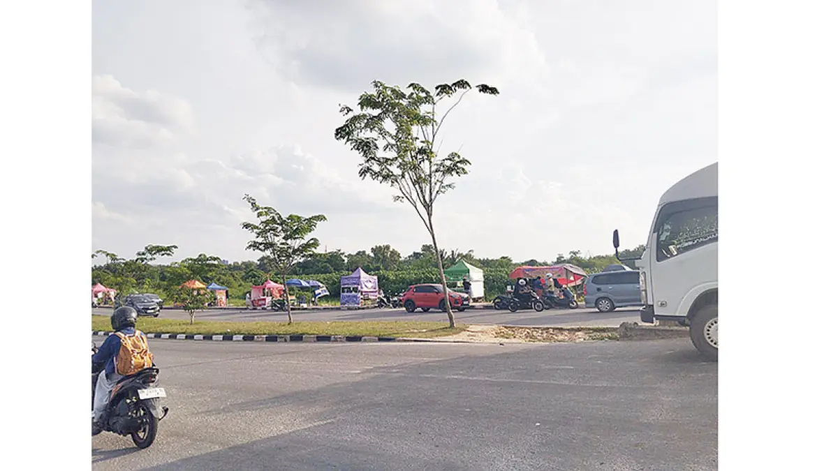 PKL: Sejumlah PKL kembali marak berjualan di atas trotoar dan di pinggir Jalan Sudirman Ujung, Rumbai, Rabu (1/7/2026). (Dofi Iskandar/riau pos)
