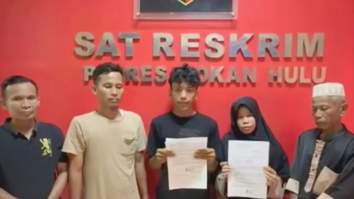 Putra Kurnia Bako dan Sulastha Perdana Bako menyampaikan klarifikasi dan permohonan maaf kepada pihak kepolisian dan masyarakat Rohul di depan ruang Satreskrim Polres Rohul, Jumat (3/7/2026).  (Humas Polres Rohul untuk Riaupos.co)
