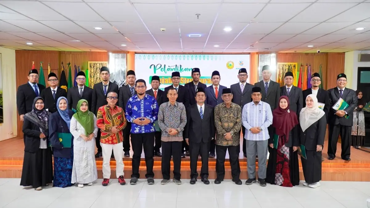 Rektor Umri Dr H Saidul Amin MA,&nbsp; Ketua Badan Pembina Harian (BPH) Umri Prof Dr H M Nazir MA foto bersama dengan para pejabat Umri yang baru dilantik, Kamis (2/7/2026). (Humas Umri untuk Riau Pos)