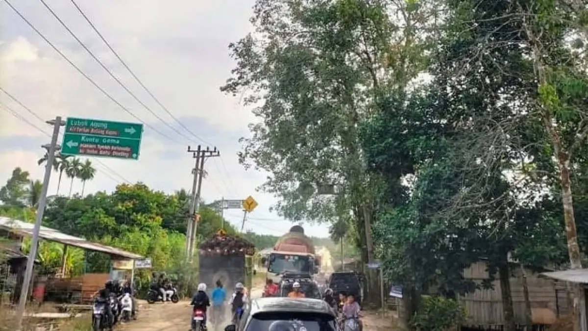 Ruas Jalan Simpang Rakit Gadang menuju Simpang Lubuk Agung di Kecamatan Kampar Kiri kini mulai diperbaiki, Jumat (3/7/2026).(Istimewa)