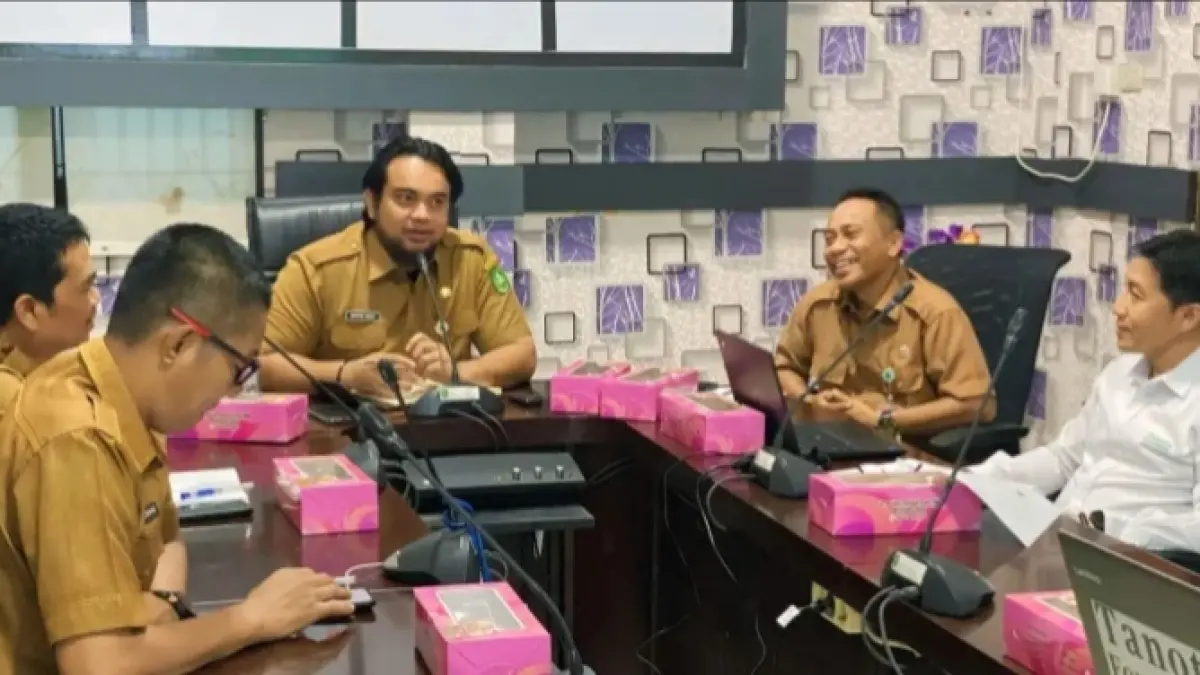Sekretaris Disdik Bengkalis Muthu Saily memimpin rapat membahas program pendidikan di Kabupaten Bengkalis. (Istimewa)