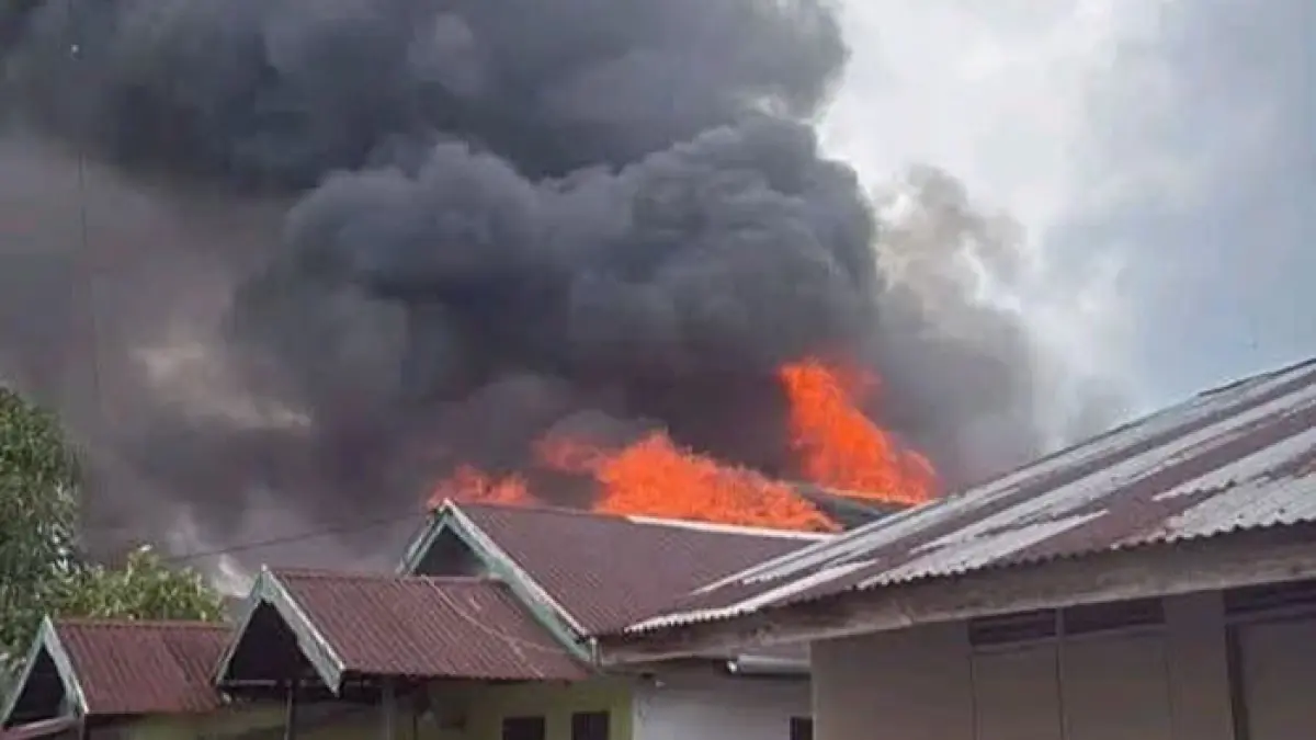 Terlihat kobaran api dan kepulan asap yang membakar  dua rumah milik warga di Jalan Prof M. Yamin, Lorong Wijaya Kesuma, Tembilhan, Jumat (3/7/2026). (Istimewa)