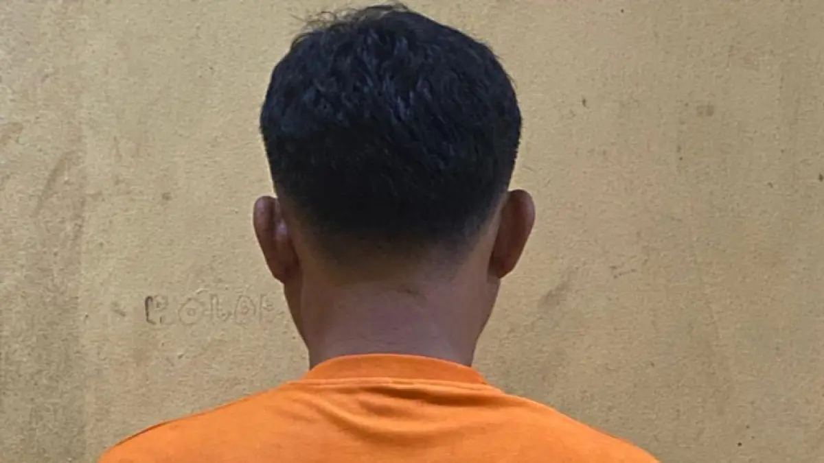 Tersangka AH yang diduga  pelaku pemurnian emas hasil PETI, Kamis (2/7/2026) diamankan Satreskrim Polres Kuansing. (Polres Kuansing untuk Riaupos.co)