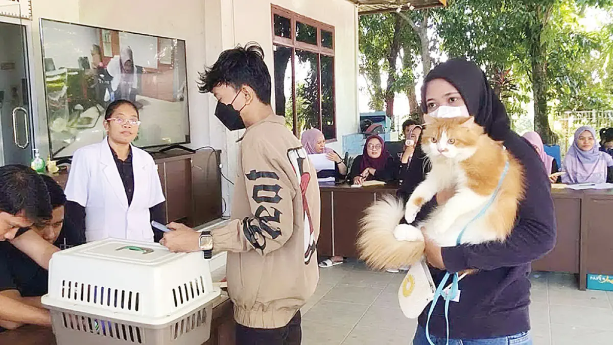 VAKSIN RABIES: Masyarakat membawa hewan peliharaan mereka untuk mendapatkan vaksin rabies saat kick off Bulan Vaksinasi Rabies Serentak se-Provinsi Riau di Kantor Dinas Pertanian dan Perikanan Pekanbaru, Kamis (2/7/2026). (EVAN GUNANZAR/RIAU POS)
