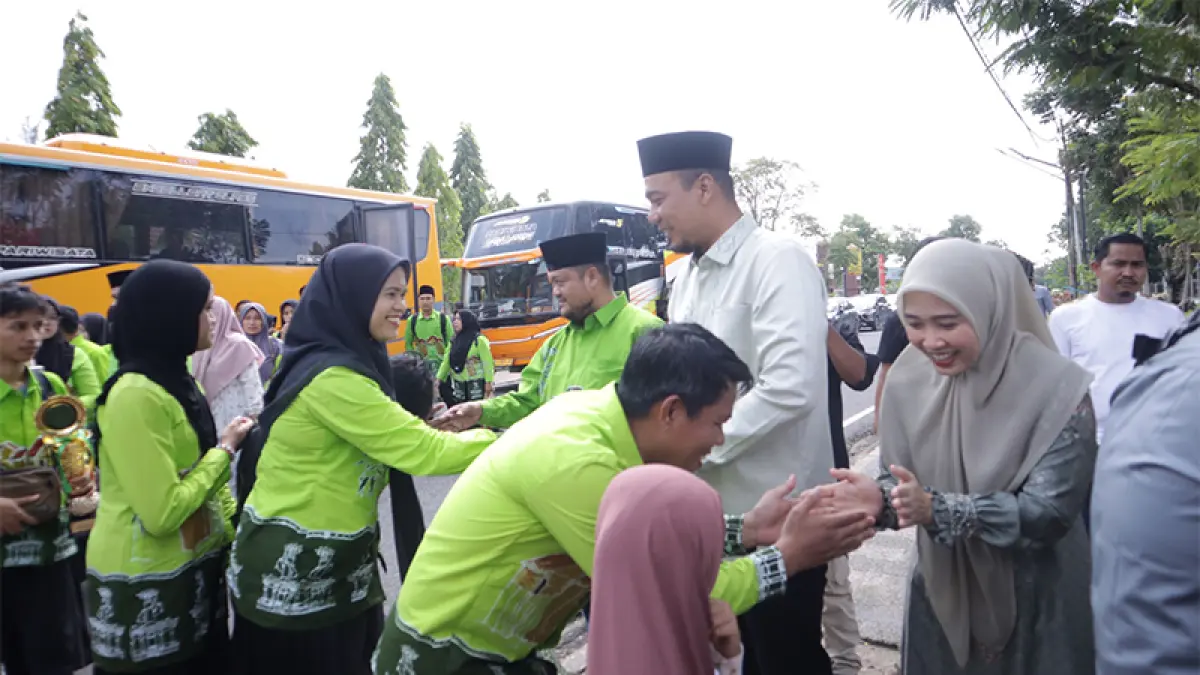 Bupati Inhu, Ade Agus Hartanto didampingi istri saat menyambut kepulangan kafilah Inhu usai mengikuti MTQ ke-44 Provinsi Riau di pendopo rumah dinas bupati, Sabtu (4/7/2026). Foto Raja Kasmedi