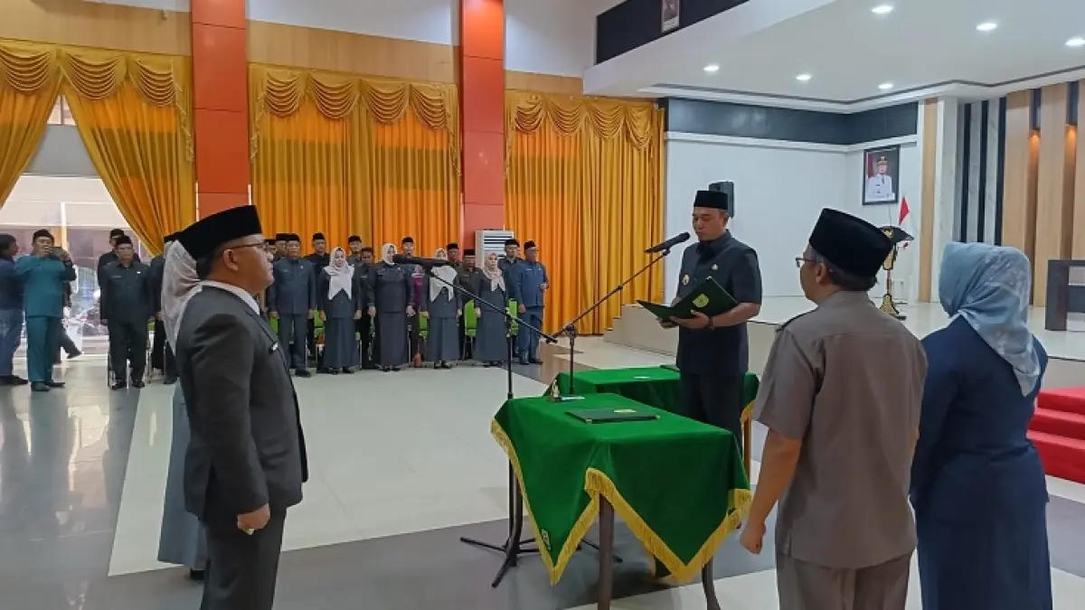Bupati Inhu, Ade Agus Hartanto saat melantik pejabat administrator dan pejabat pengawas di Gedung Dang Purnama Rengat, Jumat (4/7/2026). (Raja Kasmedi/Riaupos.co)