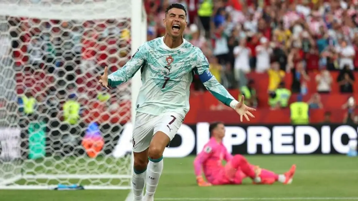 Cristiano Ronaldo mencetak gol ketiganya di Piala Dunia 2025 dari titik penalti melawan Kroasia di Babak 32 Bwsr. (Patrick Smith - FIFA/FIFA via Getty Images)