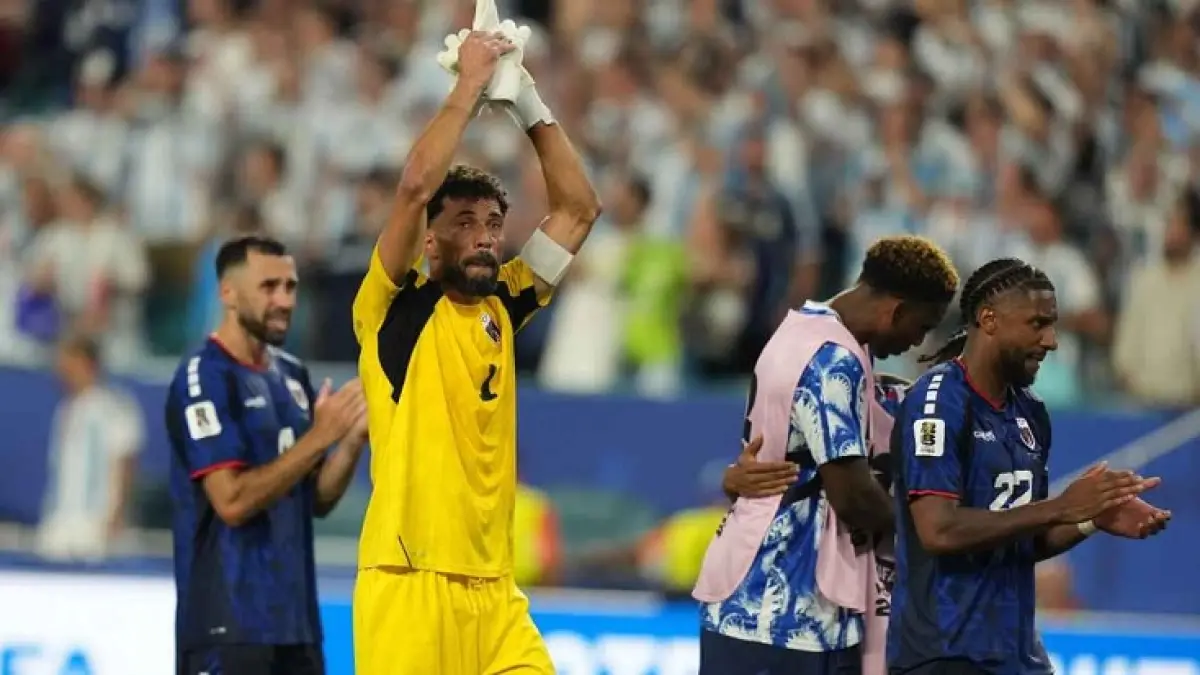 Kiper Tanjung Verde, Vozinha, bertepuk tangan kepada penonton saat meninggalkan lapangan setelah kekalahan 2-3 dari Argentina di Babak 32 Besar Piala Dunia 2025.(AP/Lynne Sladky)