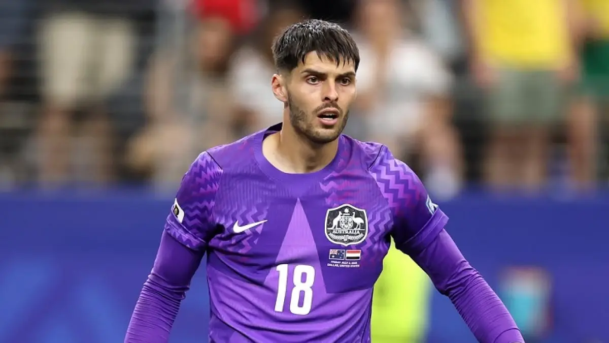 Kiper utama Australia Patrick Beach diganti pelatih Tony Popovic jelang adu penalti kontra Mesir pada Babak 32 Besar Piala Dunia 2026. Australia pun kalah 4-2 melalui adu penalti. (Instagram @socceroos) 