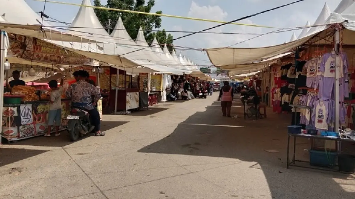 Lapak pedagang sampai Sabtu (4/7/2026) masih berdiri di kawasan Taman Jalur-Mapolsek Kuantan Tengah.(Desriani Candra/Riaupos.co)