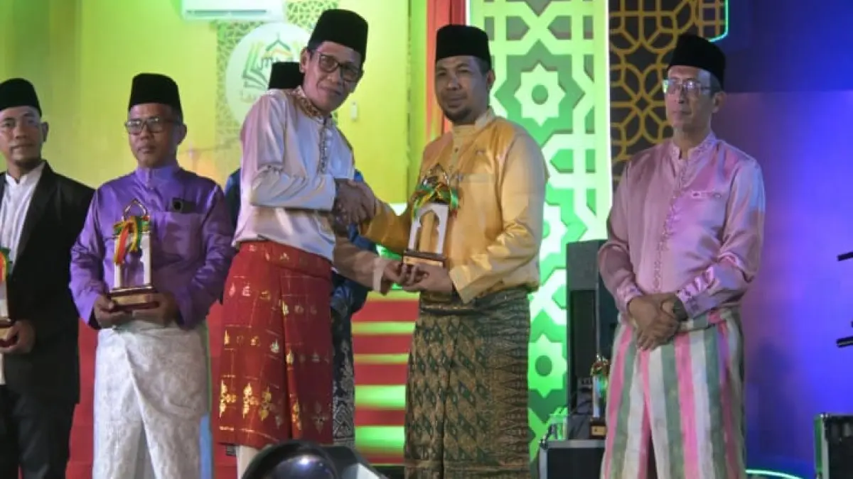 Plt Asisten I Sekretariat Daerah Kabupaten Kampar Tengku Said Hidayat menerima tropi kafikah Kampar peringkat tujuh MTQ Riau di Kuansing, Jumat (3/7/2026) malam. Diskominfo untuk Riaupos.co