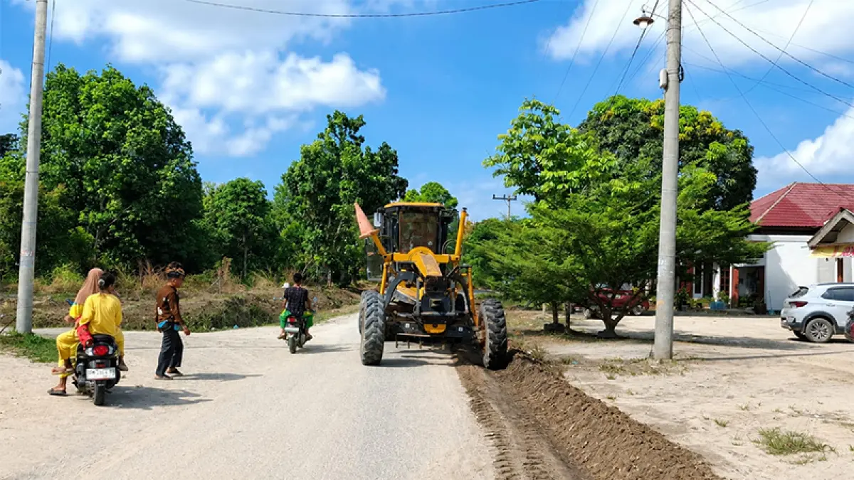 Proses perbaikan jalan di Desa Segati dan Kelurahan Langgam dilakukan dengan dukungan alat berat dari PT RAPP. (Istimewa)