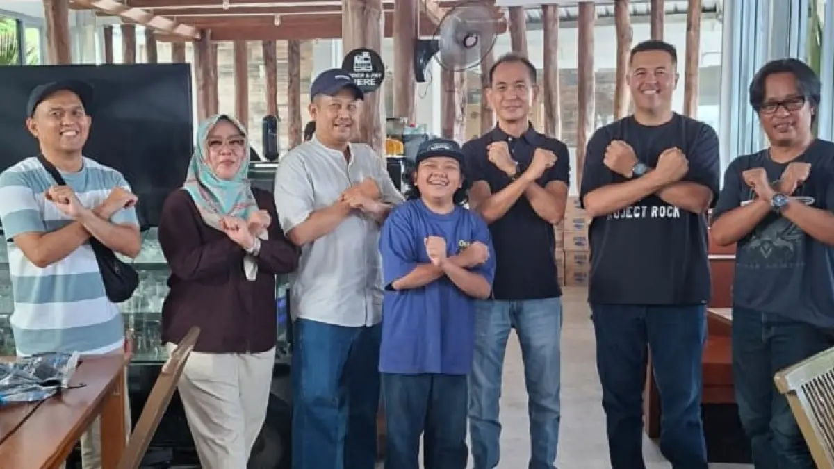 Rifat Sungkar (dua kanan) foto bersama Direktur Riau Pos Firman Agus (kanan), host Megi Irawan (tengah) dam panitia Bergerak Bersama Mitsubishi Motors Drive Your Ambition. (Riau Pos)