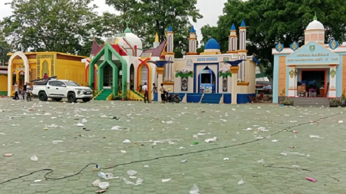 Sampah berserakan di kawasan Astaqa Utama Riau, Sabtu (4/7/2026). (Desriandi Candra/Riaupos.co)