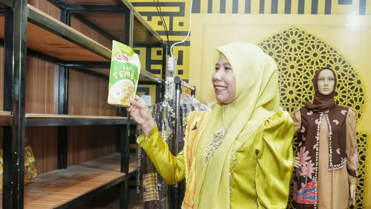 Wakil Bupati Inhil Yuliantini meninjau stan dan bazar milik Kabupaten Inhil di MTQ Riau di Kabupaten Kuansing, Jumat (3/7/2026). (Istimewa)