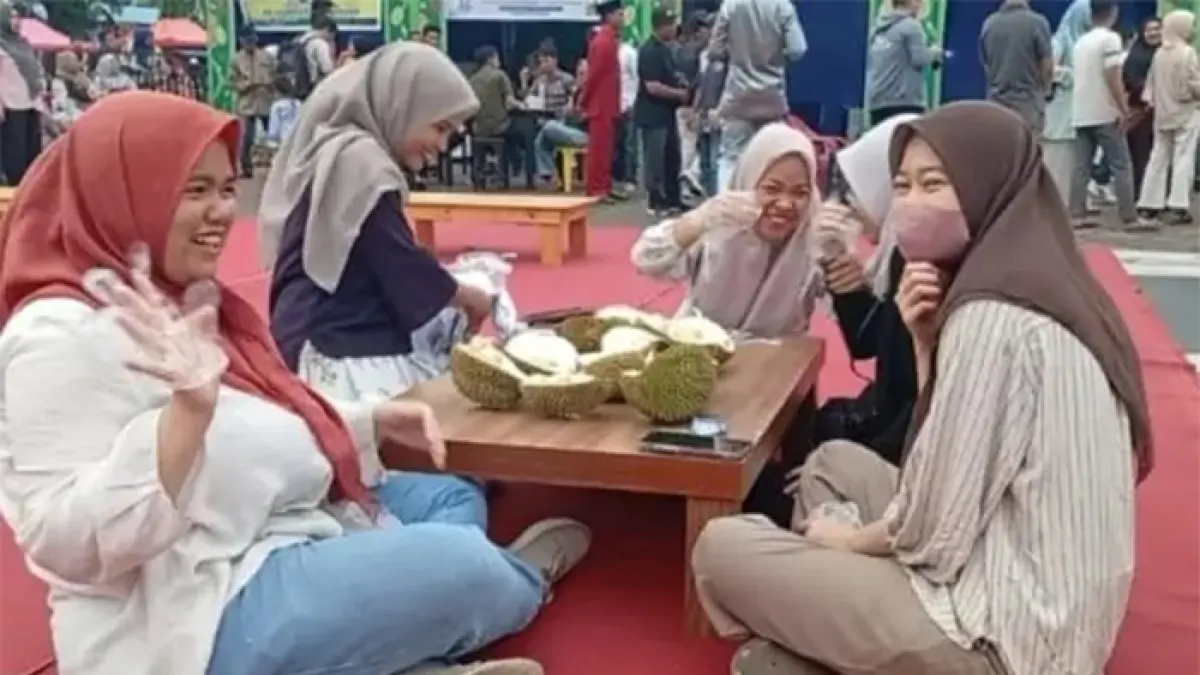 Warga Kota Bengkalis menikmati durian khas Bengkalis dalam Festival Durian di Lapangan Tugu Bengkalis, Sabtu (4/7/2026). (Istimewa)
