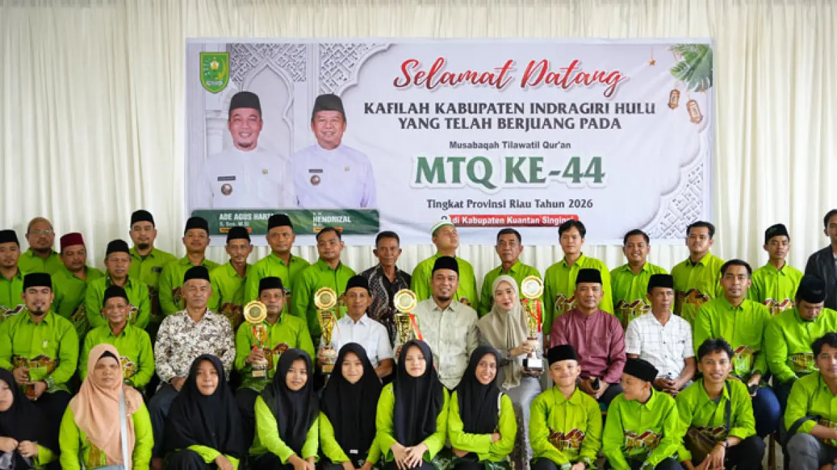 Bupati Inhu, Ade Agus Hartanto dan Ketua TP PKK Inhu, Suci Rahmiani dan anggota DPRD Inhu, Masyrullah serta Ketua LPTQ Inhu, Syahril memegang piala saat penyambutan kafilah, Sabtu (5/7/2026). (Kasmedi/Riaupos.co)