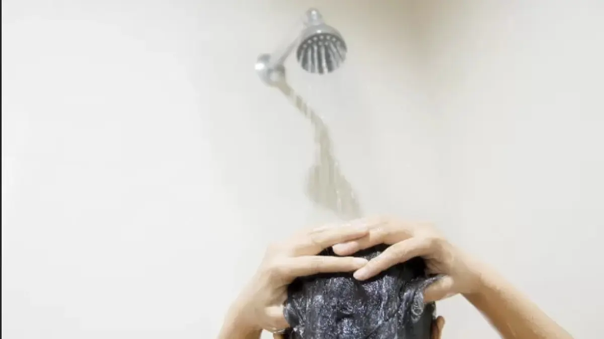 Ilustrasi air dari shower yang mengandung mineral tinggi atau air sadah. (Freepik)