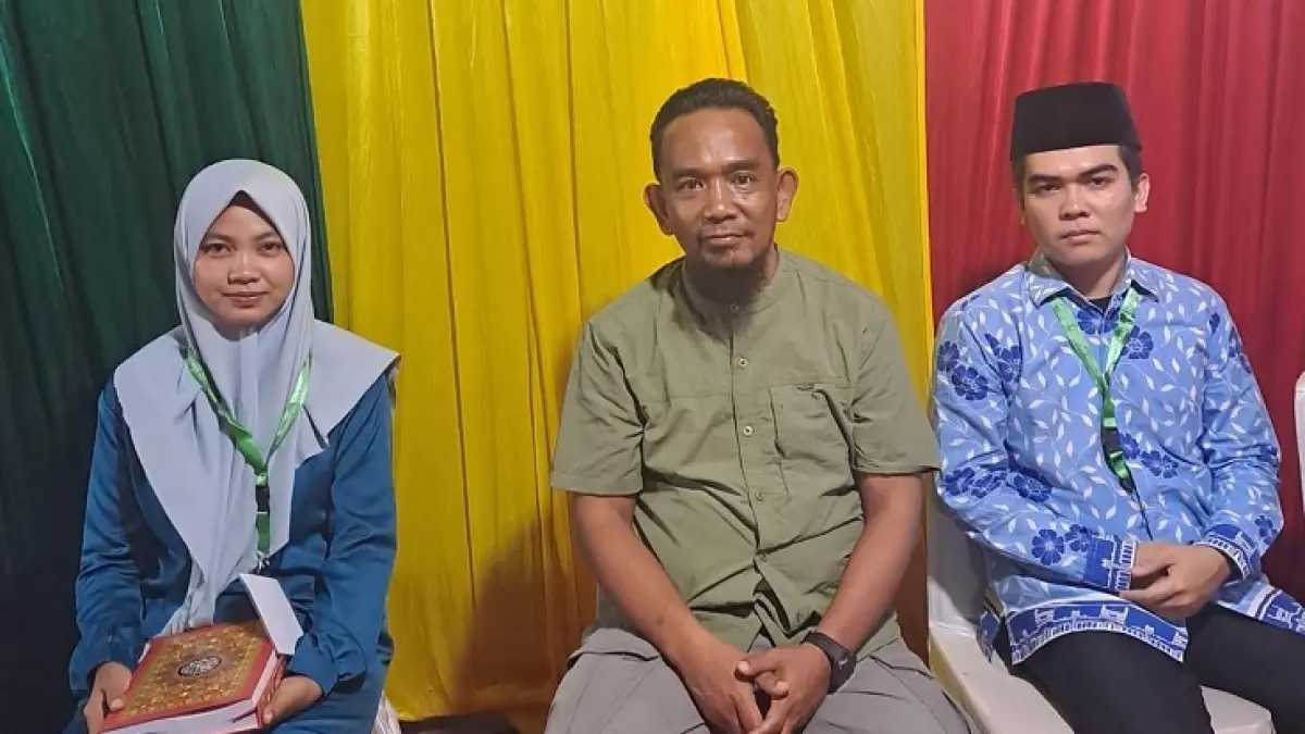 Kabag Kesra Setkab Siak Bayhaki foto bersama Fatahilah al Hafiz, cabang qiraat Al-Qur’an golongan mujawwad dewasa putra dan Wahyu Safitri juara 2 cabang qiraat Al-Qur’an golongan mujawwad dewasa putri, Ahad (5/7/2026).&nbsp;(Istimewa)