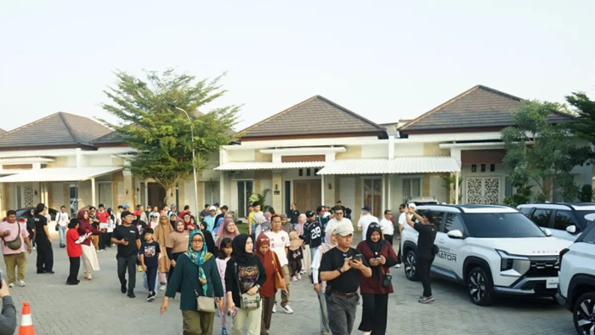 Kegiatan jalan santai yang merupakan salah satu kegiatan yang dilakukan saat acara Bergerak Bersama Mitsubishi yang dilaksanakan di Grand Ubud Pekanbaru, Ahad (5/7/2026). (Evan Gunanzar/Riau Pos)
