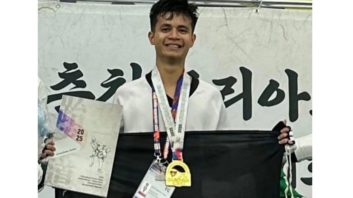 Muhammad Iqbal Putra Jonasti saat meraih emas di Kejuaraan dunia. (Istimewa)
