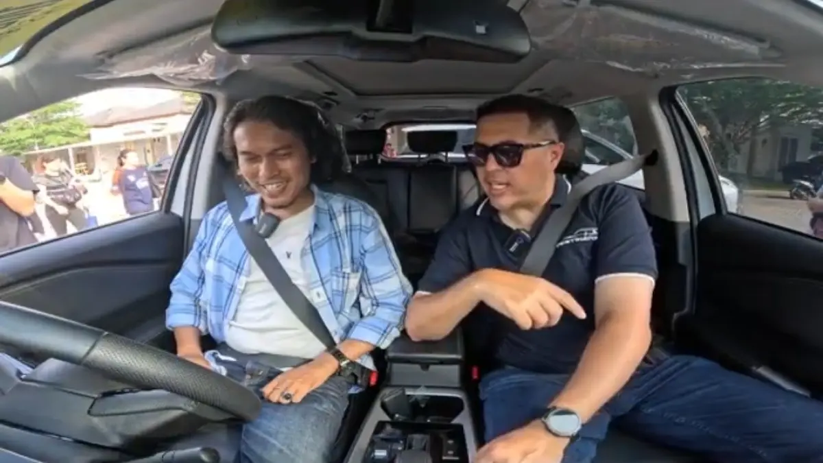 Pereli nasional Rifat Sungkar bersama salah seorang peserta Gerak Bersama Mitsubshi mencoba mengendarai Mitsubishi Destinator di seputaran Perumahan Grand Ubud Pekanbaru, Ahad (5/7/2026).(TANGKAPAN LAYAR TIM RIFAT UNTUK RIAUPOS.CO)
