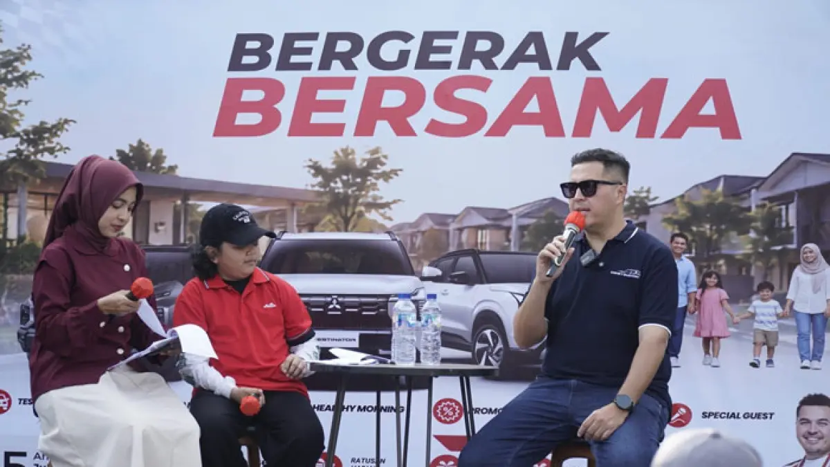 Rifat Sungkar tampil mengisi talkshow pada kegiatan Bergerak Bersama Mitsubishi dan Riau di Grand Ubud Pekanbaru, Ahad (5/7/2026). (Mhd Akhwan/Riau Pos)