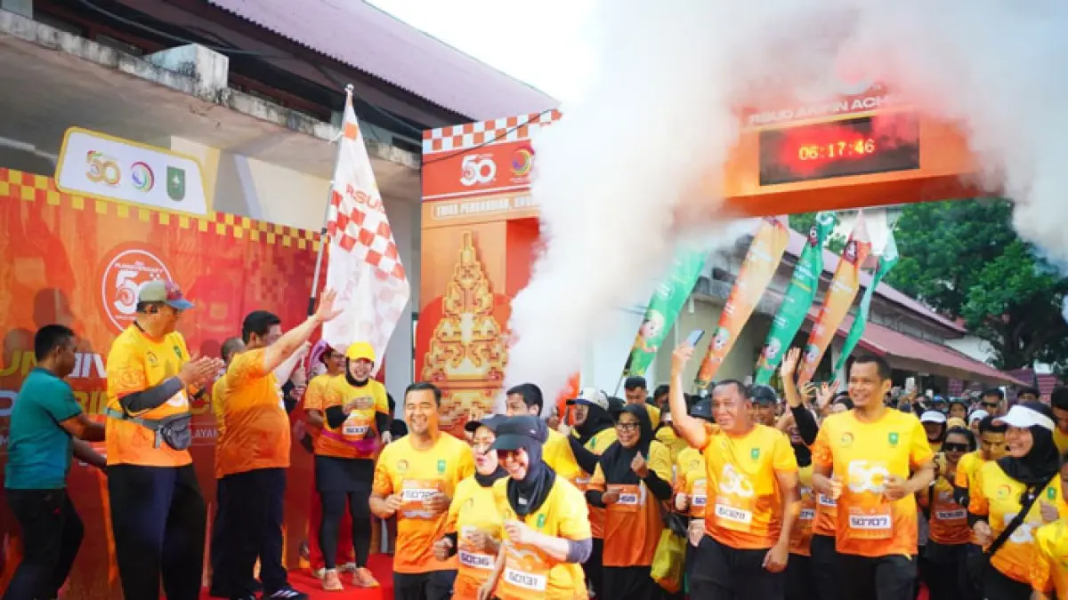 Sekdaprov Riau Syahrial Abdi melepaskan peserta fun run puncak peringatan HUT RSUD Arifin Achmad, Ahad (5/7/2026). (Diskominfo Riau untuk Riaupos.co)