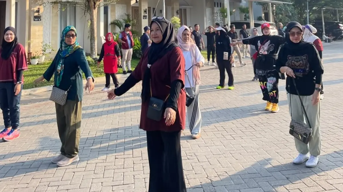 Suasana senam zumba, di mana emak-emak terlihat antusias mengikuti kegiatan ini di samping kolam renang Ubud yang dipandu instruktur profesional. (Eka G Putra/Riaupos.co)