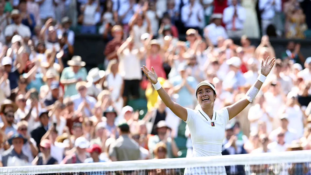 Petenis Filipina Alexandra Eala merayakan kemenangan atas petenis Polandia Iga Swiatek dalam pertandingan tenis tunggal putri kejuaraan Wimbledon 2026 di The All England Lawn Tennis and Croquet Club di Wimbledon, London, Sabtu (4/7/2026). (Henry NICHOLLS/AFP)