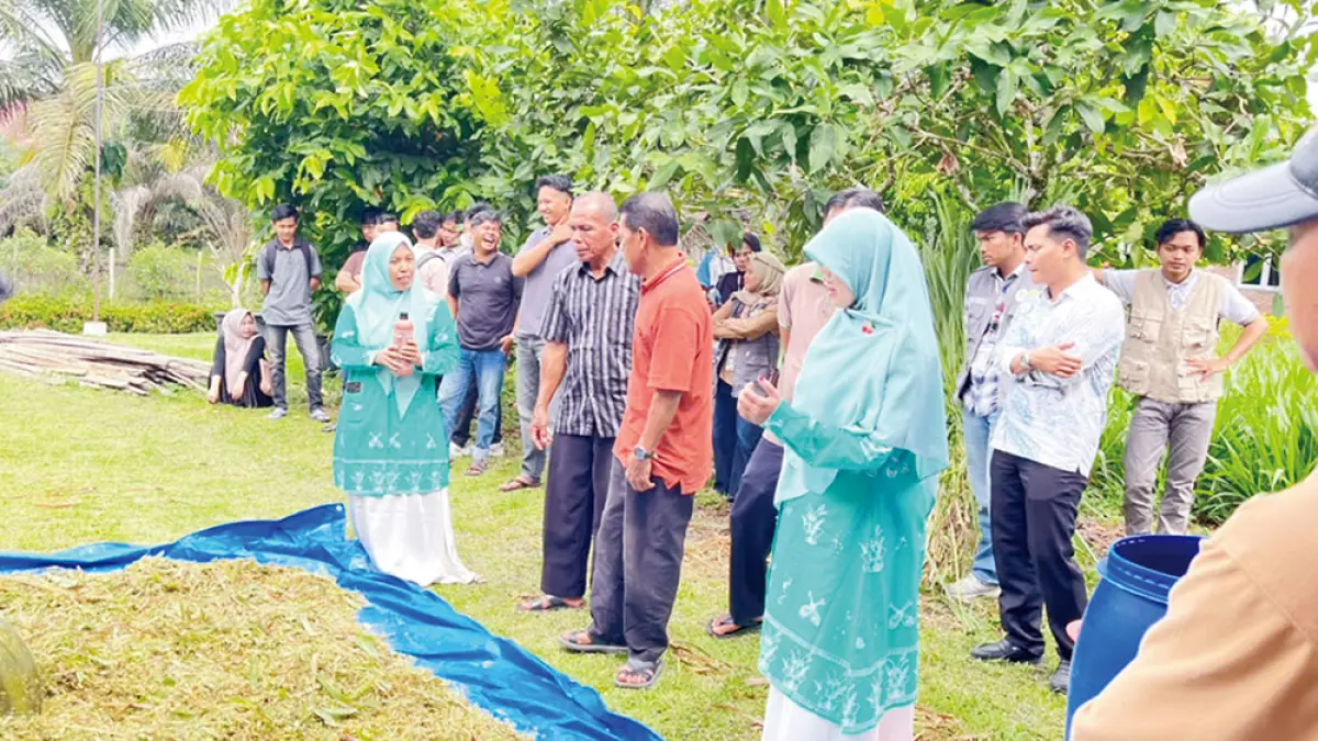 PKM: Tim dosen Universitas Islam Kuantan Singingi (Uniks) menggelar program pengabdian kepada masyarakat (PKM) pendampingan dan pelatihan teknologi pengolahan pakan  berupa silase di kelompok ternak Rao-Rao Desa Tebingtinggi, Kecamatan Benai, Selasa (30/6/2026).(TIM PKM Uniks untuk Riau Pos)