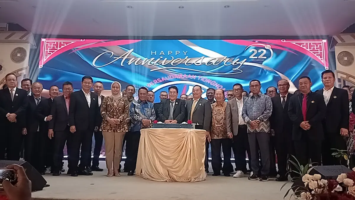 Bupati Rohil H Bistaman (tujuh kiri) dan anggota DPR RI Karmila Sari (enam kiri) bersama Ketua HPT Rohil terpilih Handy Lokimen (lima kiri) serta pengurus, foto bersama saat perayaan HUT ke-22 HPT Rohil di Hotel Furaya Pekanbaru, Sabtu (4/7/2026). (Prapti Dwi Lestari/riau pos)