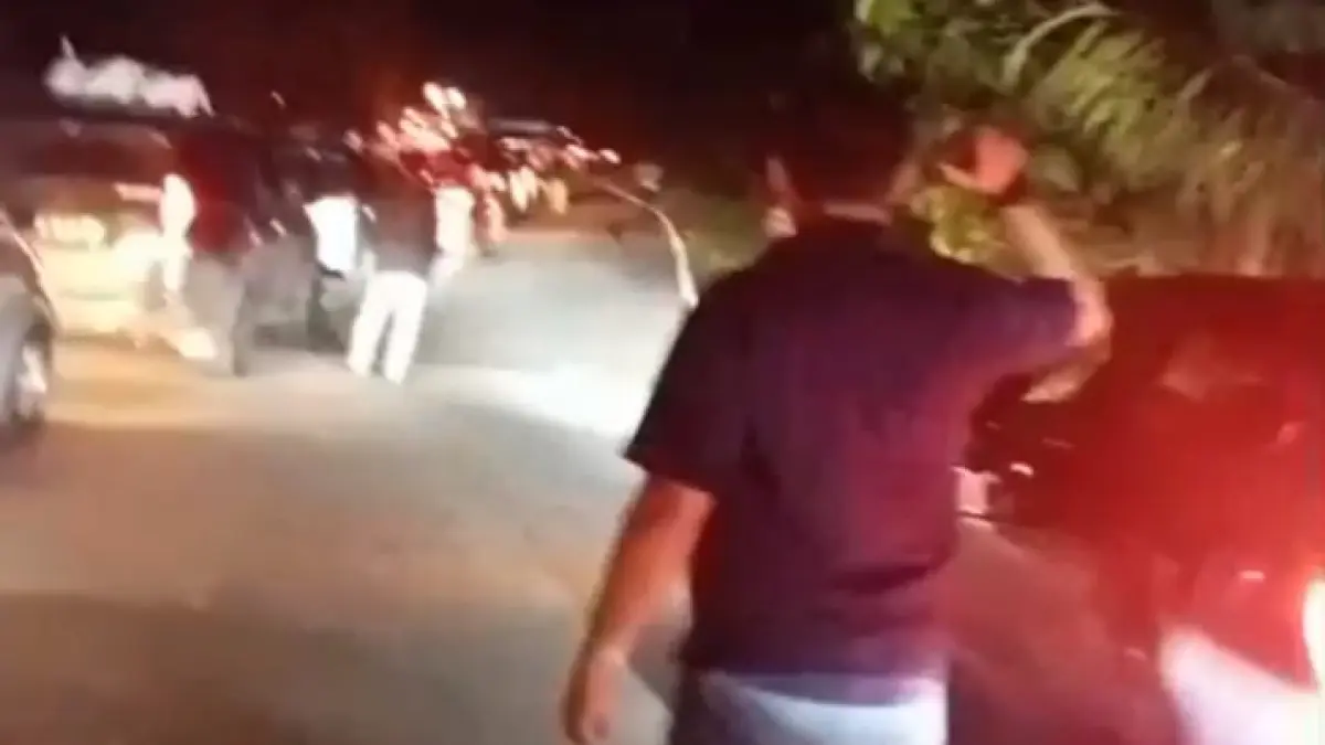 Arus lalu lintas di ruas jalan perbatasan Provinsi Riau dan Sumatera Barat mengalami kemacetan panjang akibat adanya pekerjaan perbaikan jalan, Ahad (5/7/2026) malam. (Tangkapan layar warga untul Riaupos.co)