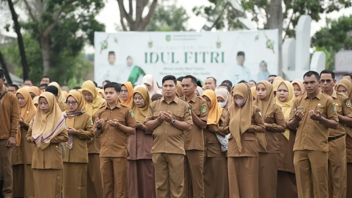 ASN di Kepulauan Meranti sedang mengikuti apel pagi di Halaman Kantor Bupati.(Wira Saputra/Riaupos.co)