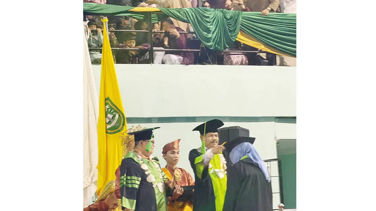 Dekan Fakultas Pertanian UIR Dr Ir H T Edy Sabli MSi mengukuhkan sarjana, Jumat (3/7/2026). (FAPERTA UIR untuk Riau Po