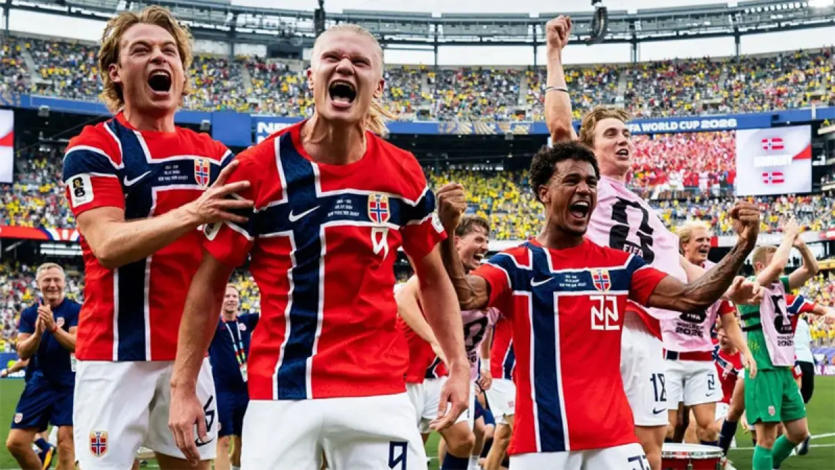 Erling Haaland mencetak dua gol untuk membawa Norwegia menyingkirkan Brasil dengan skor 2-1 pada babak 16 besar Piala Dunia 2026 di Stadion MetLife. (Instagram/@herrelandslaget)


