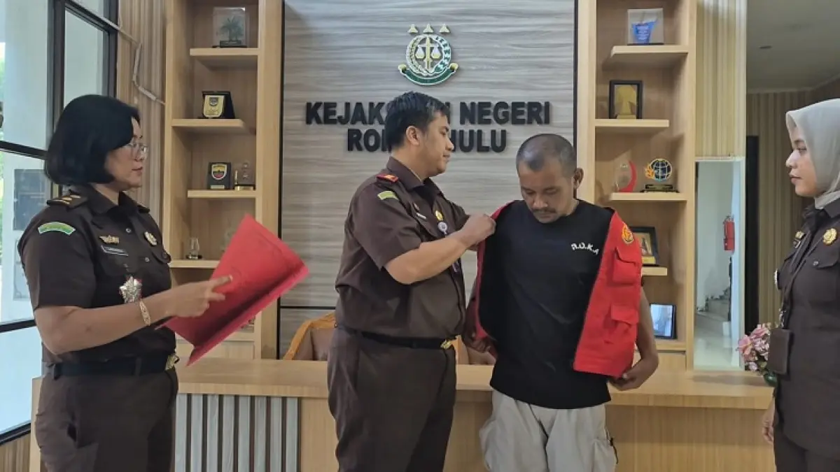 Kajari Rohul Fredy F Simanjuntak melepaskan baju tahanan salah satu tersangka tindak pidana yang dibebaskan dari tuntutan melalui Restorative Justice di Kantor Kejari Rohul. Senin (6/7/2026). (Kejari Rohul untuk Riaupos.co)