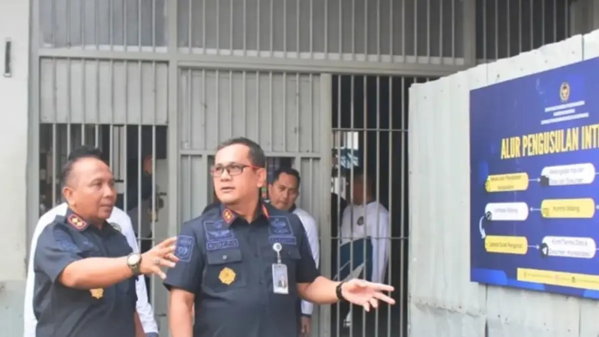 Kakanwil Ditjenpas Riau, Rudy Fernando Sianturi bersama Kalapas Bengkalis Priyo Tri Laksono meninjau ruang hunian WBP lapas Bengkalis. (Istimewa)